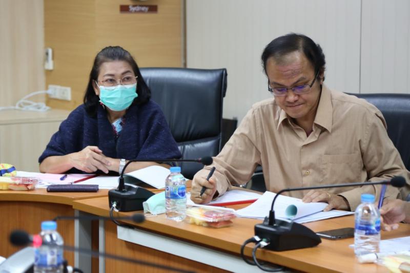 รองปลัด พม. เป็นปร�
