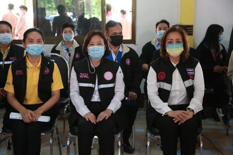 รมว.พม. พร้อมคณะผู�