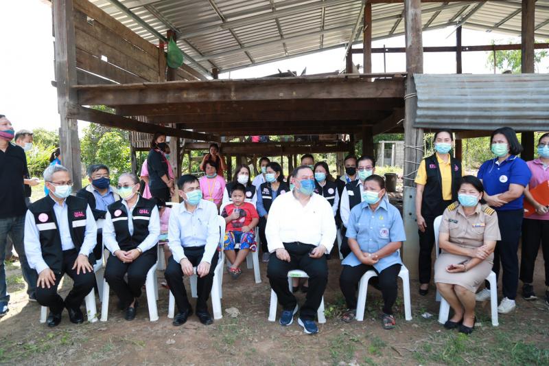 รมว.พม. พร้อมคณะผู�