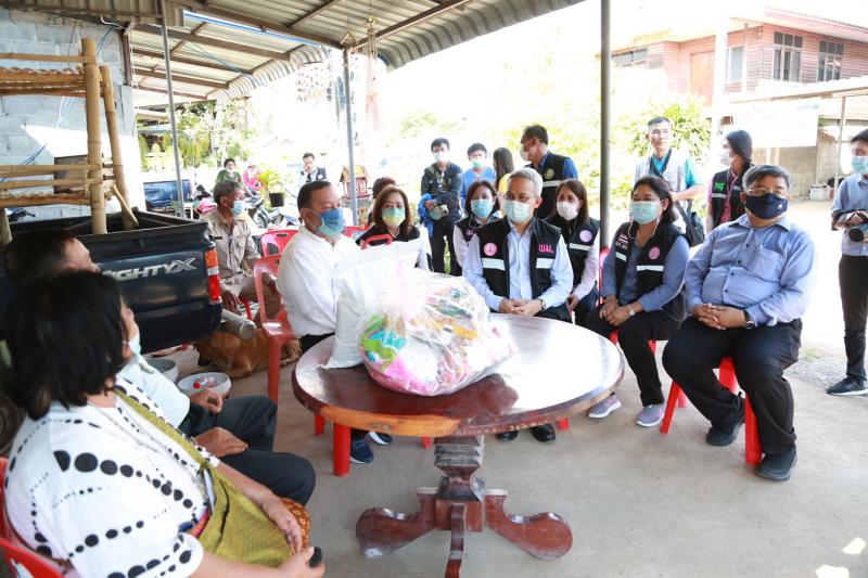 รมว.พม. พร้อมคณะผู�