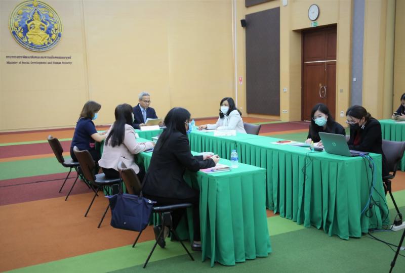 รองปลัด พม. เป็นปร�