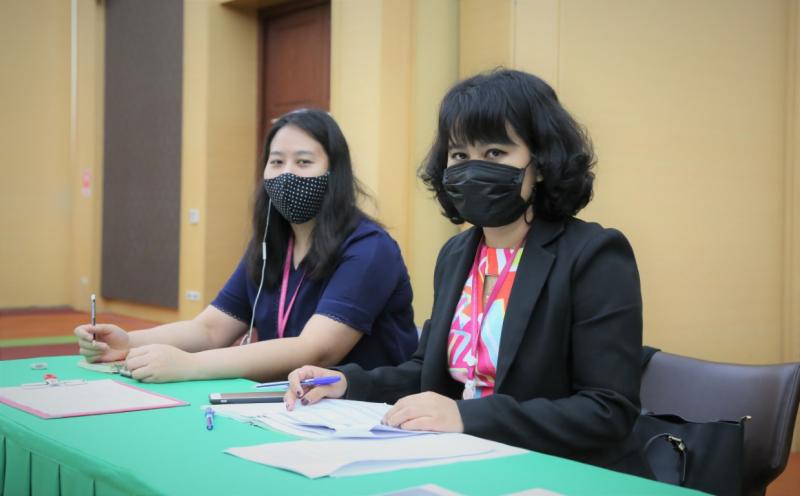 รองปลัด พม. เป็นปร�