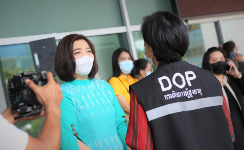 พม. รับสิ่งของบริจ