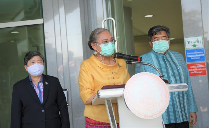 พม. รับสิ่งของบริจ