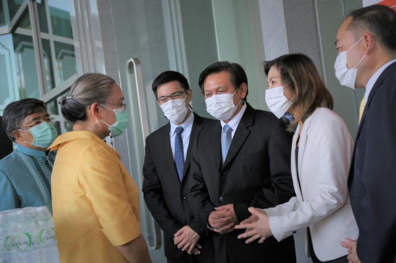 พม. รับสิ่งของบริจ