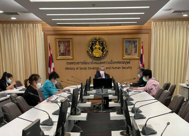 รองปลัด พม. เป็นปร�