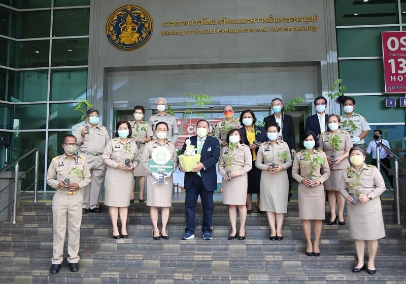 รมว.พม. พร้อมด้วยค�