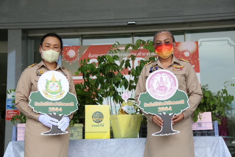 รมว.พม. พร้อมด้วยค�