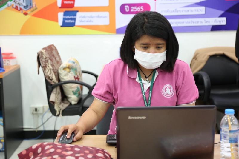 รองปลัด พม. เป็นปร�