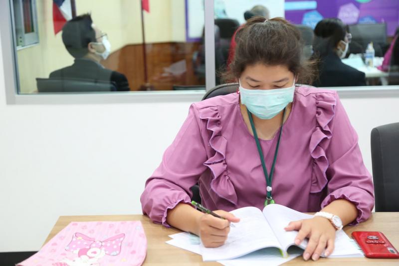 รองปลัด พม. เป็นปร�
