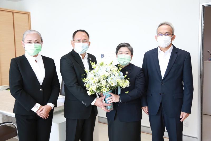 รองปลัด พม. มอบกระ�