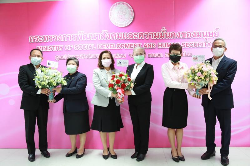 รองปลัด พม. มอบกระ�