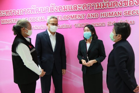 รองปลัด พม. มอบกระ�