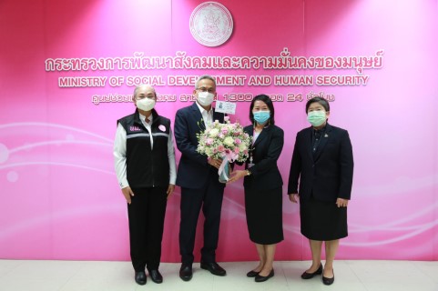 รองปลัด พม. มอบกระ�