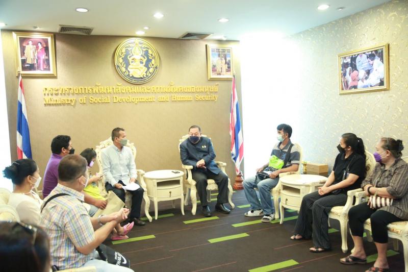 รมว.พม. ได้รับมอบห�