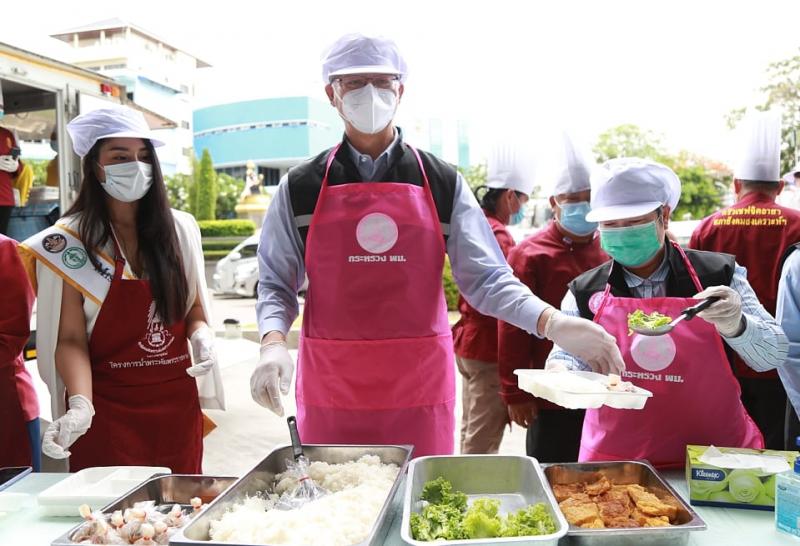 รมว.พม. เป็นผู้รับ�
