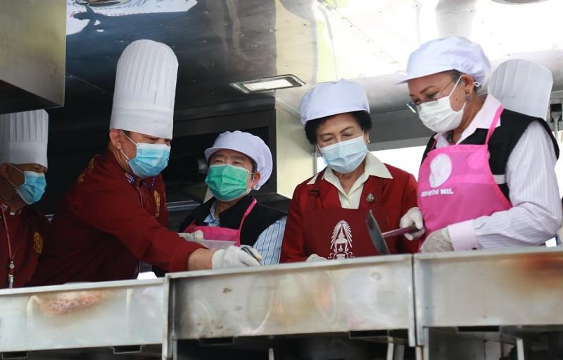 รมว.พม. เป็นผู้รับ�