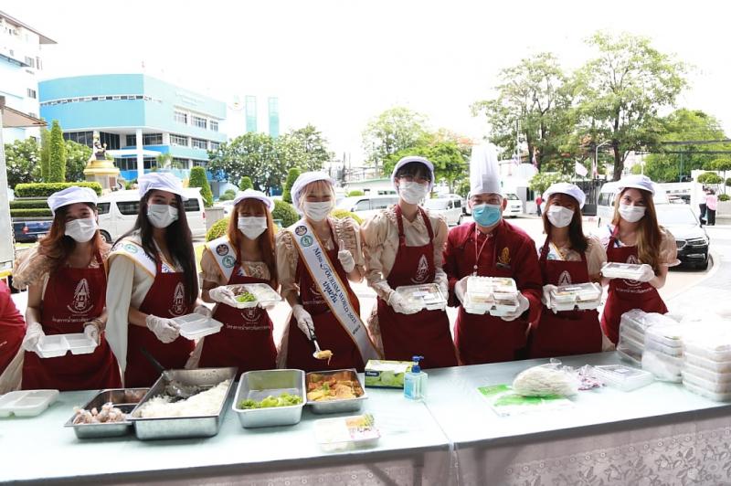 รมว.พม. เป็นผู้รับ�