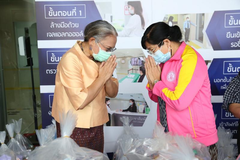 รองปลัด พม. มอบถุง�