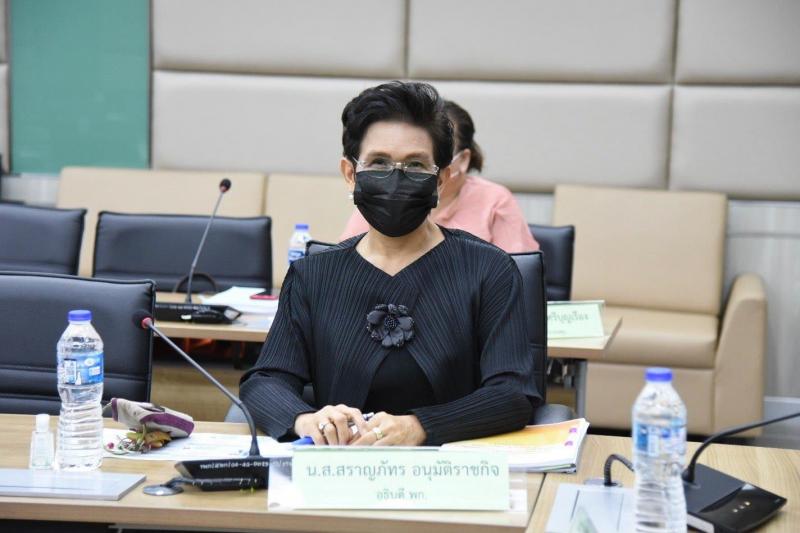 รองปลัด พม. เป็นปร�