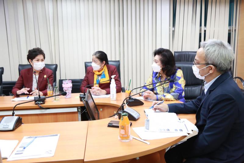 รองปลัด พม. เป็นปร�