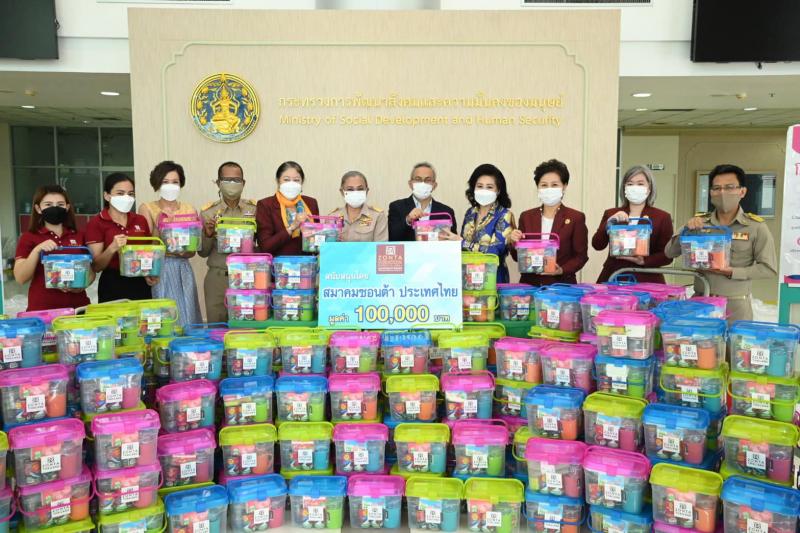 รมว.พม. รับมอบของบ�
