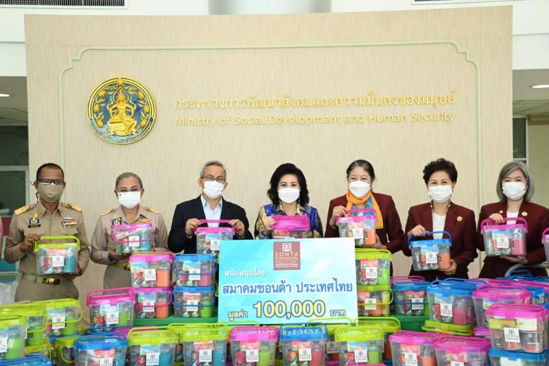 รมว.พม. รับมอบของบ�