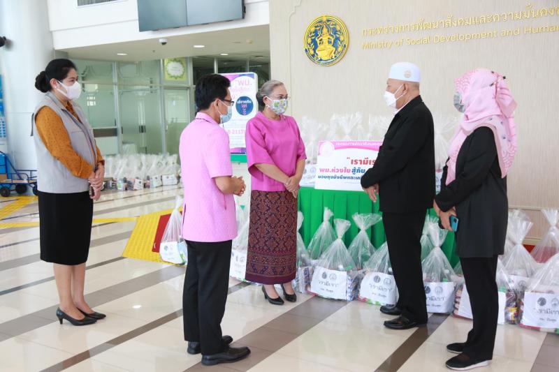 รองปลัด พม. มอบถุง�