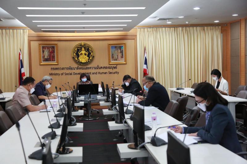 รองปลัด พม. เป็นปร�