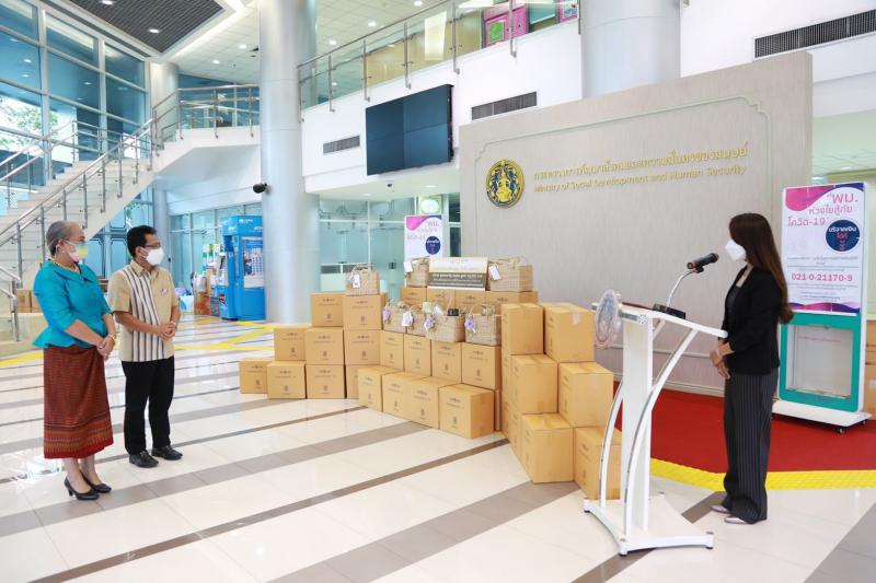 รองปลัด พม. รับมอบ�