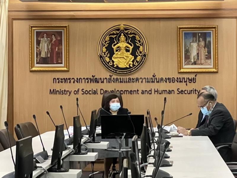 ปลัด พม. พร้อมด้วย �