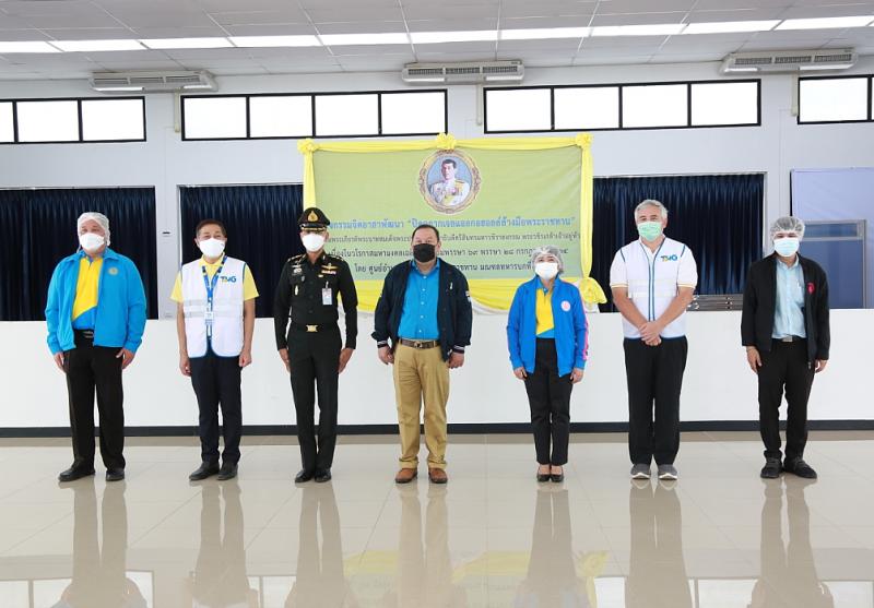 รมว.พม. พร้อมด้วยค�