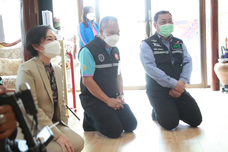 รมว.พม. ลงพื้นที่เ�