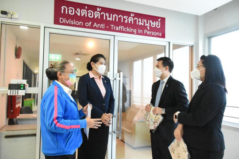 รองปลัด พม. รับมอบ �