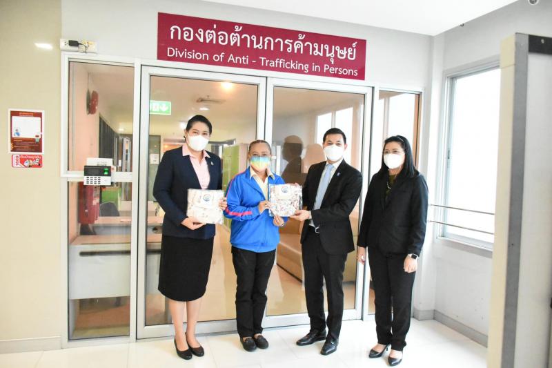 รองปลัด พม. รับมอบ �