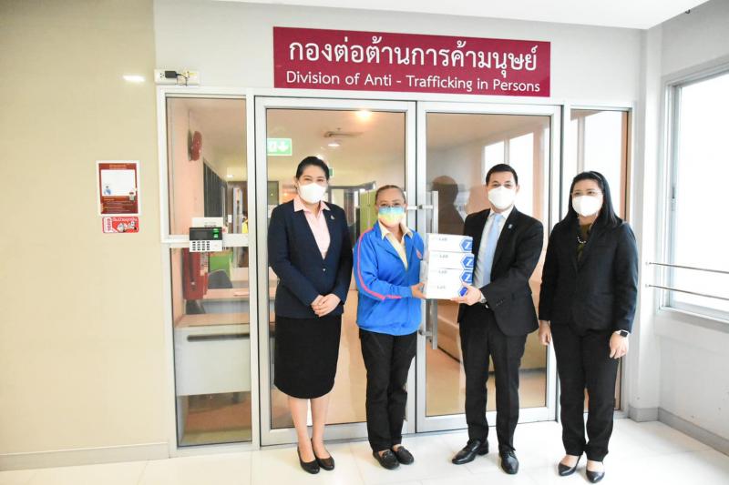 รองปลัด พม. รับมอบ �