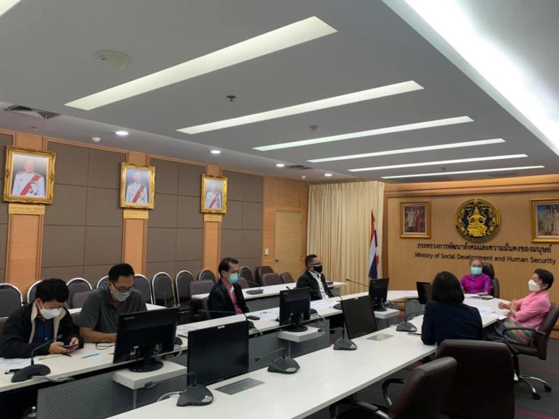 รองปลัด พม. เป็นปร�