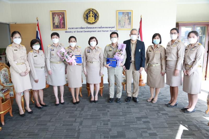 รมว.พม. ร่วมแสดงคว�