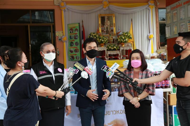 รองปลัด พม. รับมอบ�