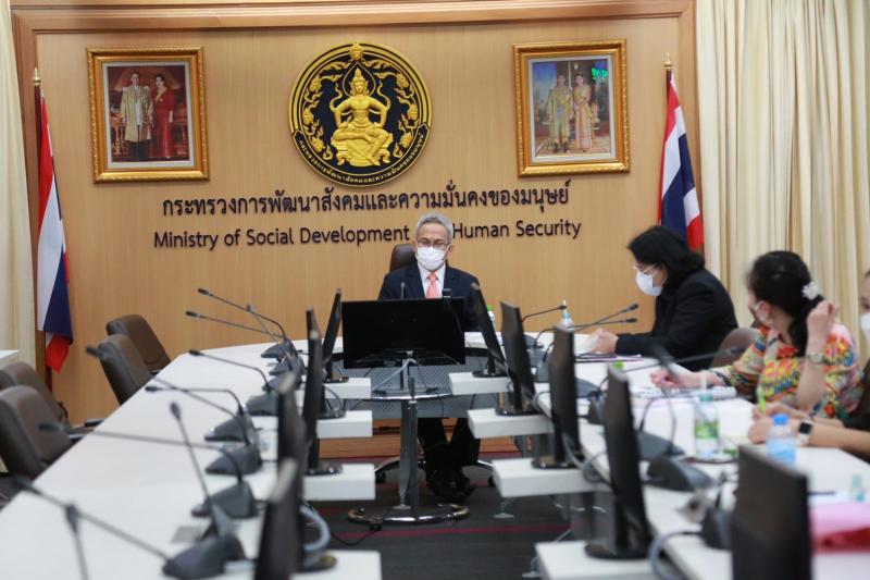 รองปลัด พม. เป็นปร�