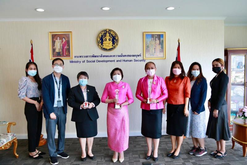 ปลัด พม. เข้ารับรา�