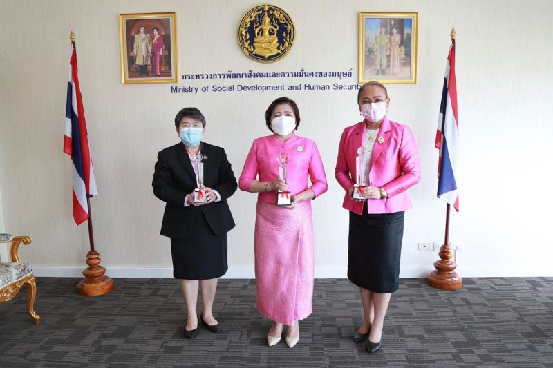 ปลัด พม. เข้ารับรา�