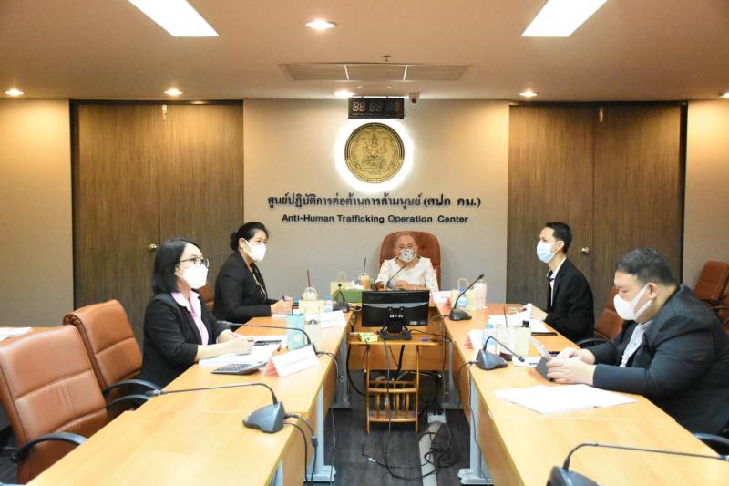 รองปลัด พม. เป็นปร�