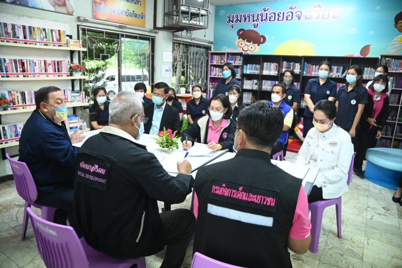 รมว.พม.พร้อมด้วยรอ