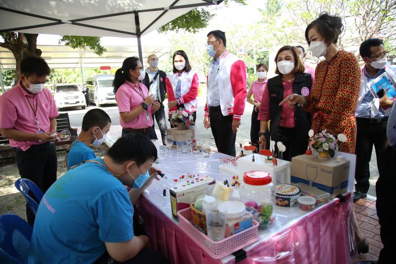 เลขารมว.พม. ลงพื้น�