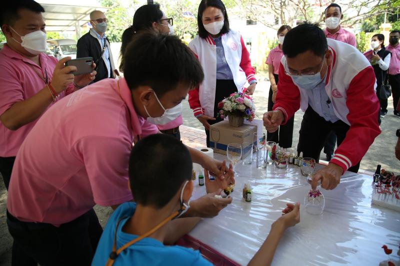 เลขารมว.พม. ลงพื้น�