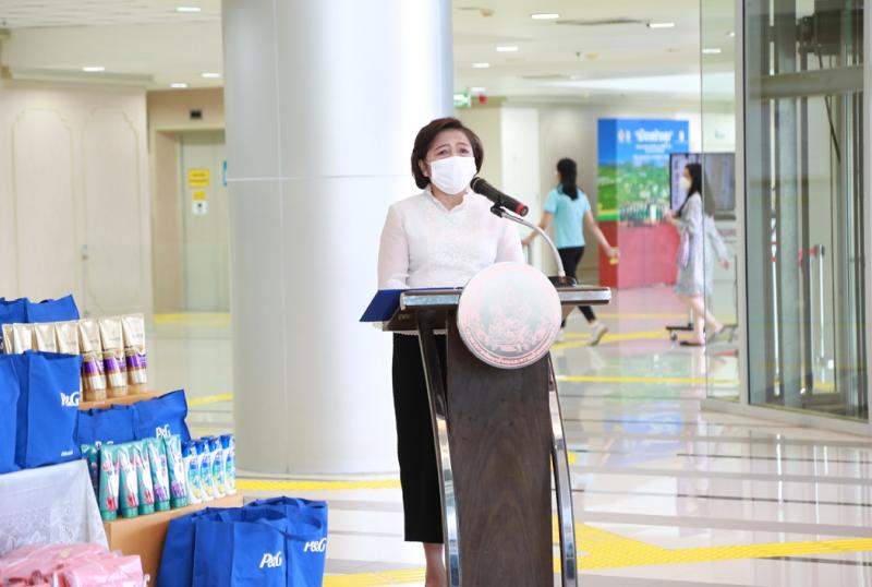 ปลัดพม.รับมอบถุงย�