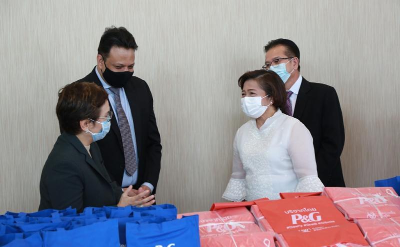 ปลัดพม.รับมอบถุงย�