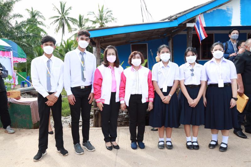 รมว.พม.พร้อมด้วยคณ