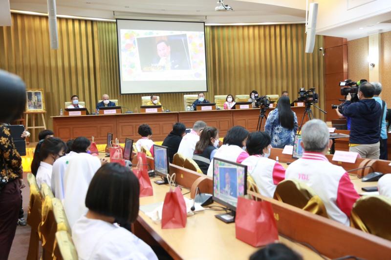 รมว.พม.พร้อมคณะผู้